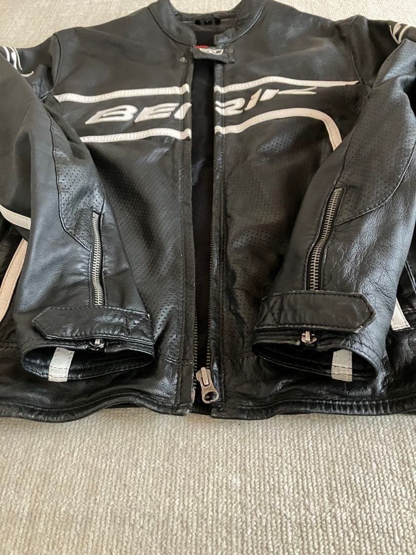 カ*ナ様 BERIK パンチングレザージャケット 黒 Lサイズ - メルカリ