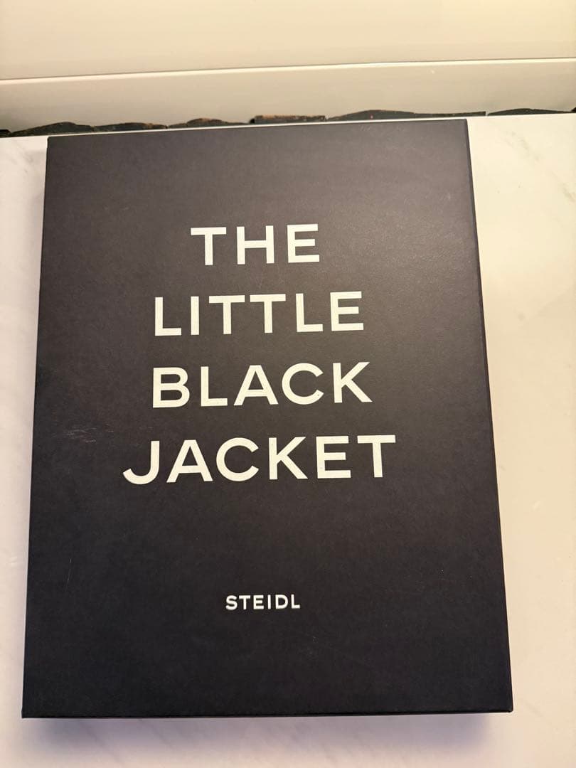 THE LITTLE BLACK JACKET 初版 2012年シャネル 写真集 - メルカリ