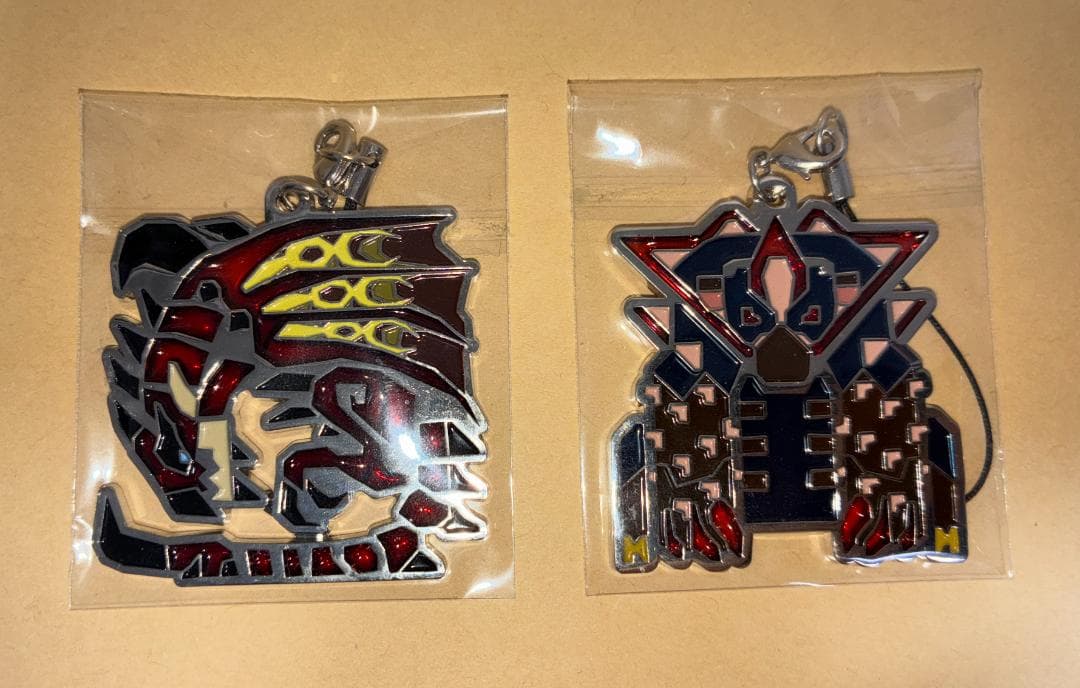 【新品】MH ステンドデザインマスコット 黒炎王リオレウス 紅兜アオアシラ 新品】MH ステンドデザインマスコット 黒炎王リオレウス 紅兜