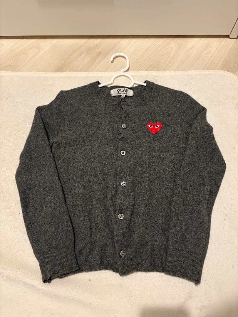 な*な様 PLAY CDG ハートワッペン カーディガン グレー レディース　M プレイ コムデギャルソンPLAY COMME des GARCONS ハートワッペンウール