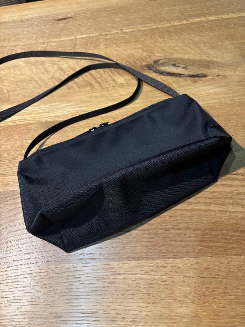 黒のナイロンショルダーバッグ ふかふか塩縮ナイロン ビッグショルダーバッグ 黒 豊岡製 – kuros.style