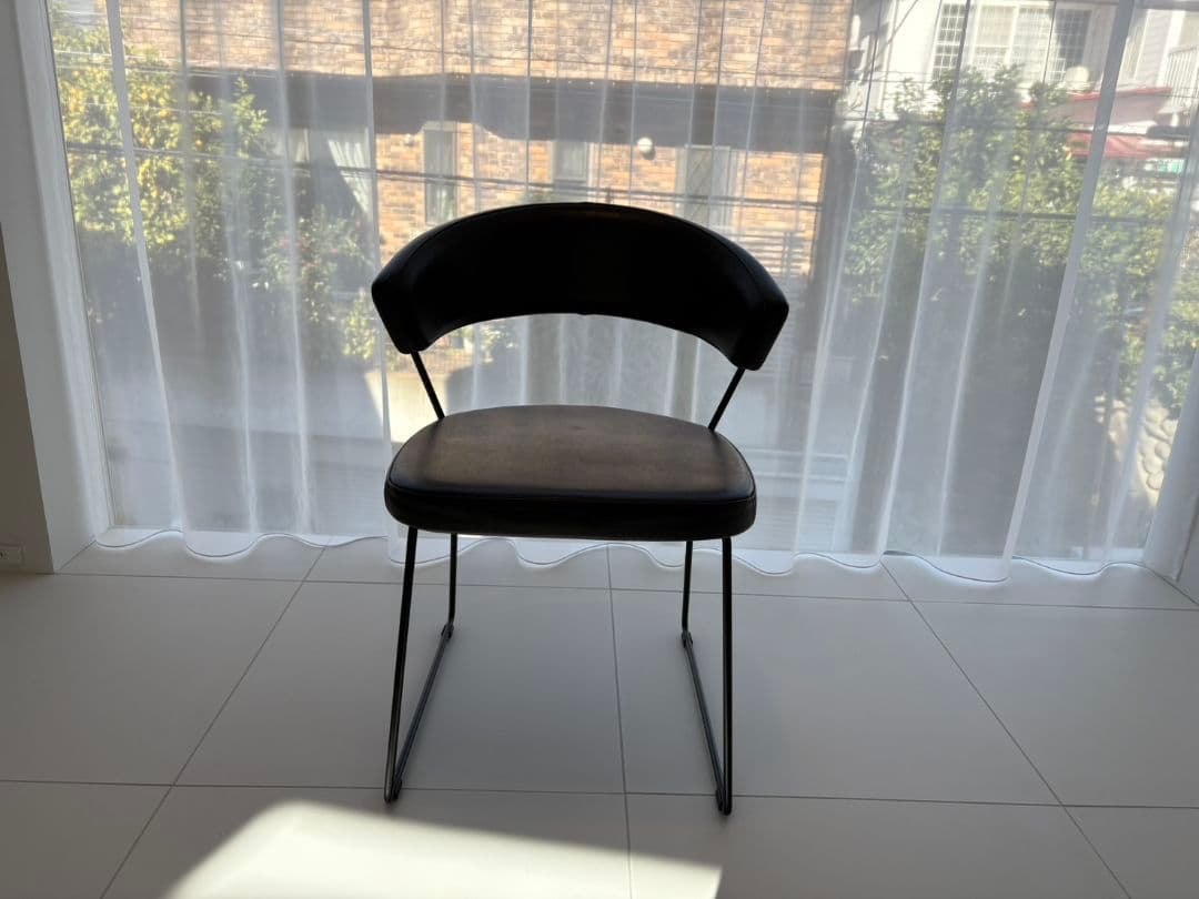 カリガリス ニューヨークチェア 黒 モダン ダイニングチェア マット