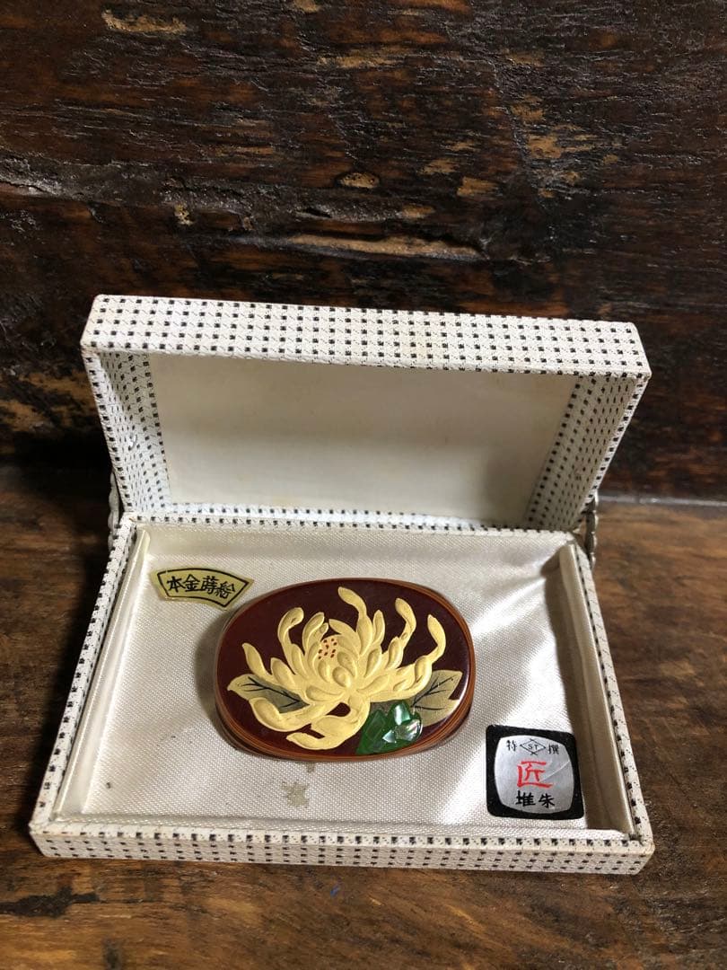 本金蒔絵　ブローチ 蒔絵ブローチ フラワーモチーフ 純金銀蒔絵 螺鈿 花：木彫 彫刻 金蒔絵