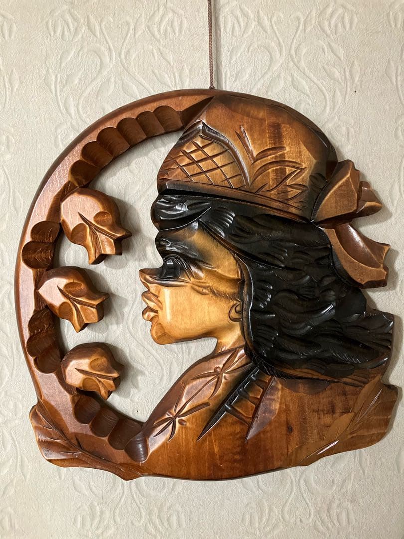 北海道 木彫り アイヌの少女 壁掛け アイヌ 民芸品 - メルカリ