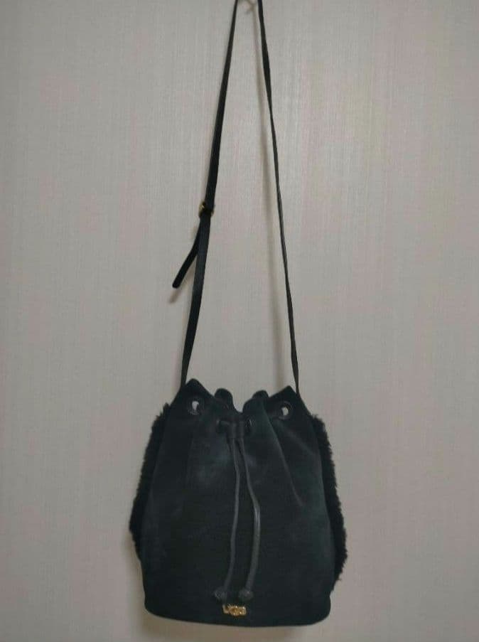 hamham正規品未使用美品アグ スウェードショルダーバッグ ブラック hamham様専用正規品未使用美品アグ スウェードショルダーバッグ