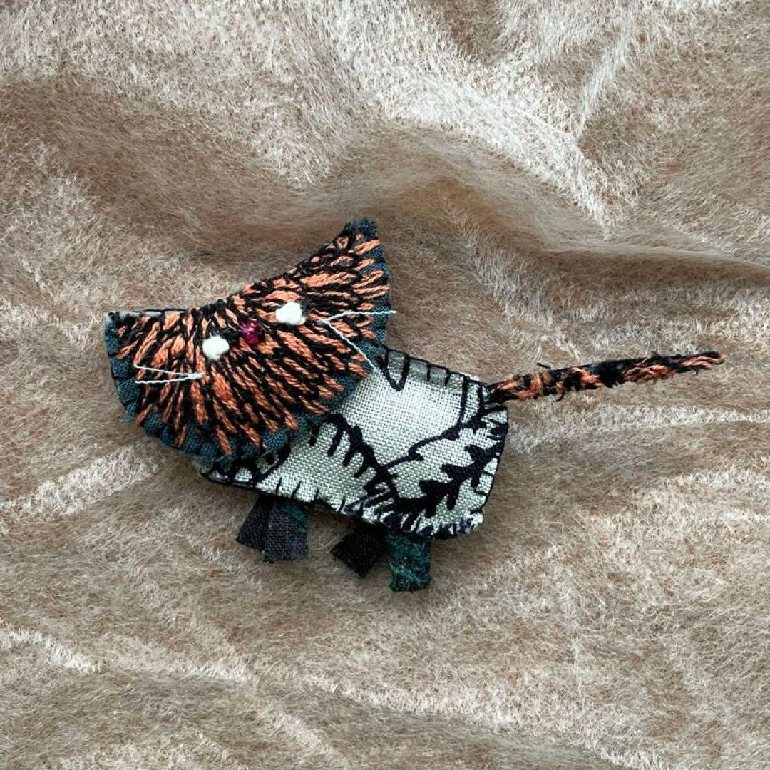 ミナペルホネンquartetねこさんブローチ ハンドメイド - メルカリ