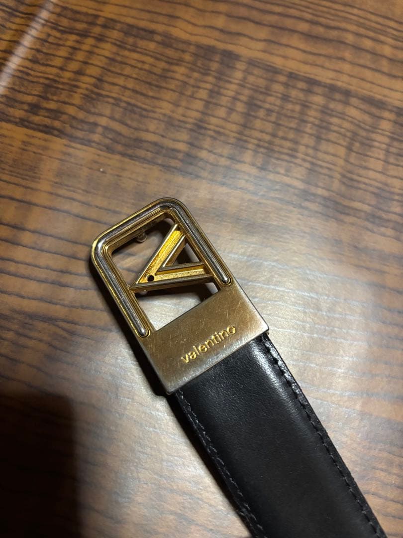 VALENTINO ベルト Vロゴ ゴールド×ブラック - メルカリ