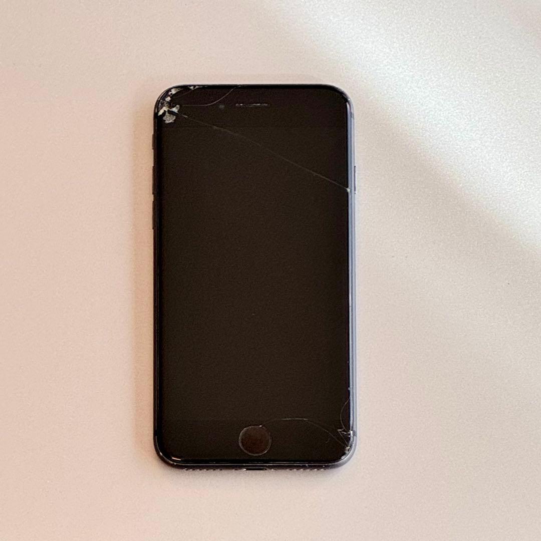 Apple iPhone ブラック 本体 画面ひび割れあり - メルカリ