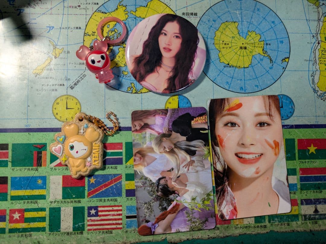 TWICEまとめ売り！ トレカ2枚 めじるしチェヨン 缶バッジ等！5点セット