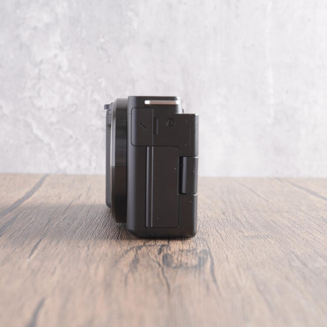 ✨ショット数1118回で超美品✨自撮りも楽々✨Sony ZV-E10 400 - メルカリ