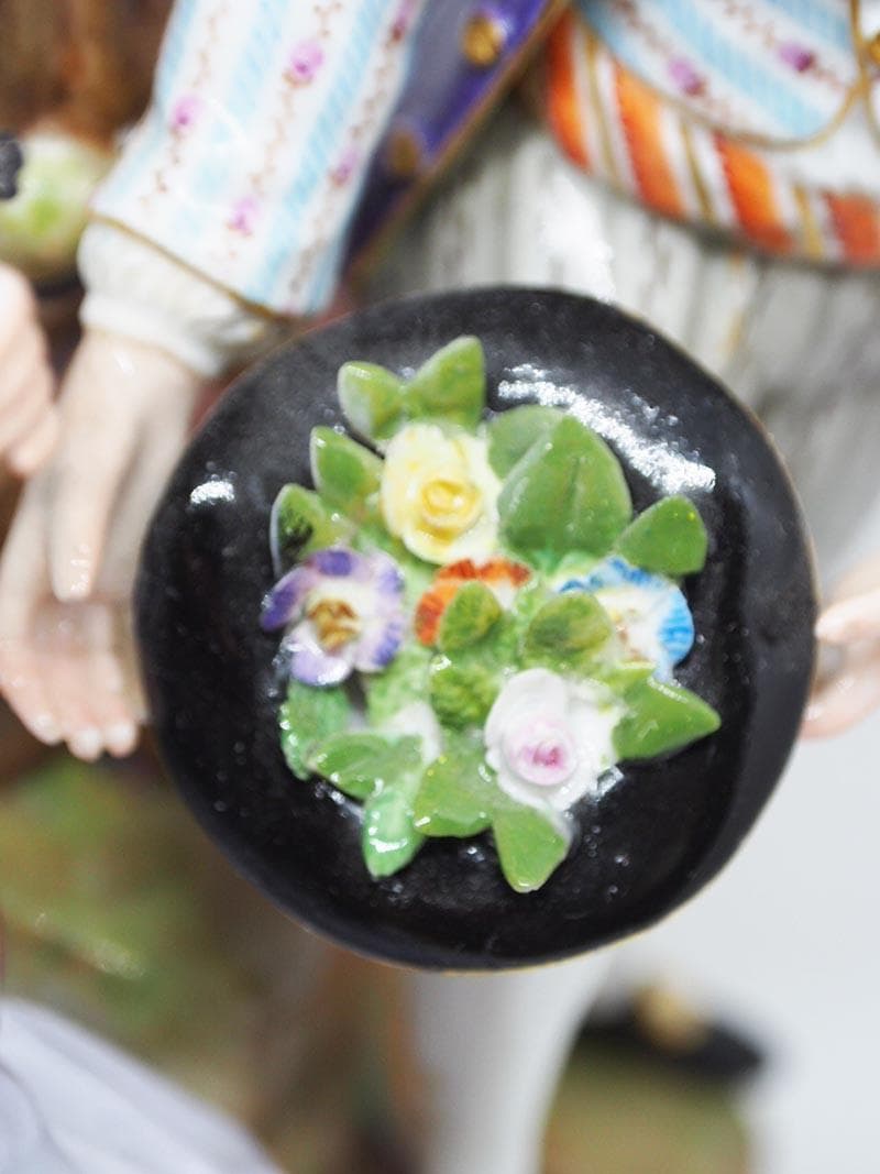 【超希少品】マイセン リュートを弾く女に花を捧げる男と少年 1級品