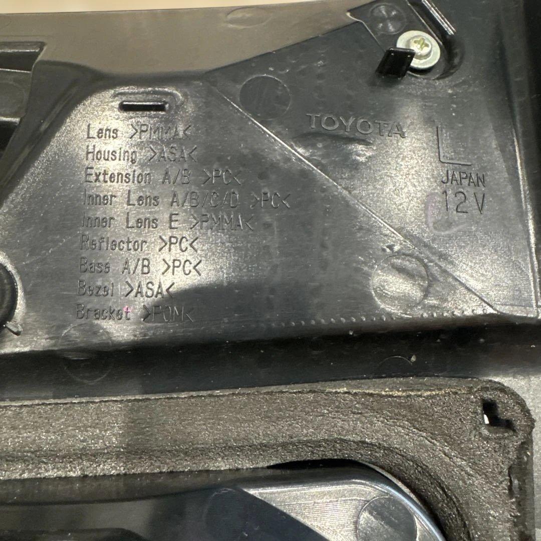 トヨタヴェルファイア30系前期 純正テールランプ 左右セット Koito製