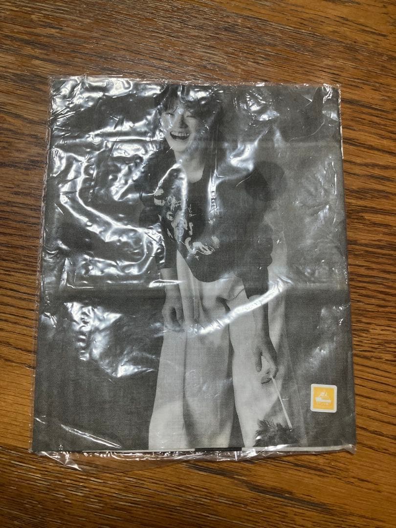 中森明菜 白黒写真 水玉模様ハンカチ - メルカリ