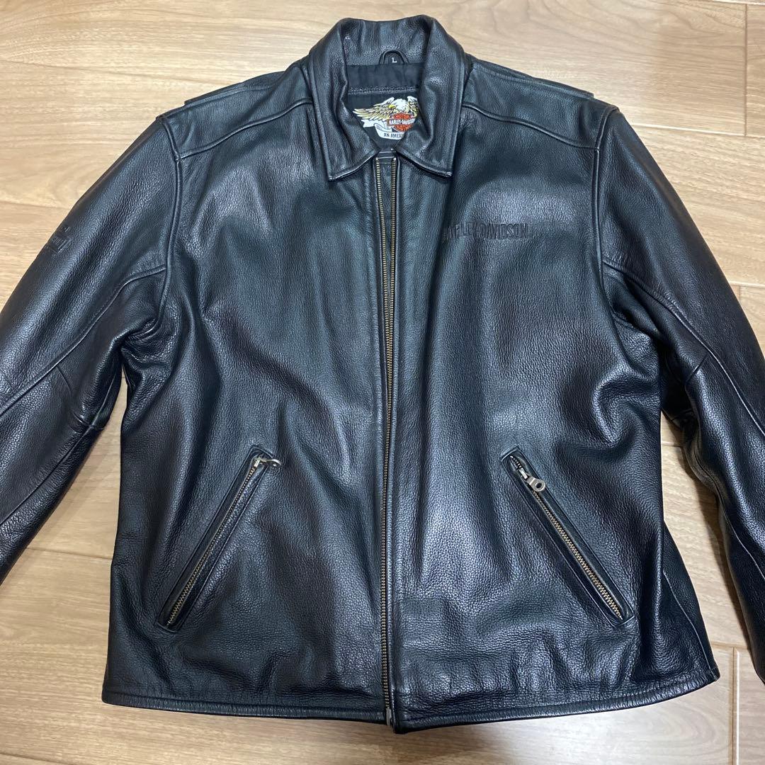 ブラックレザーライダースジャケット 渋い光沢のブラックレザージャケット。製品洗いを施したビンテージ加工