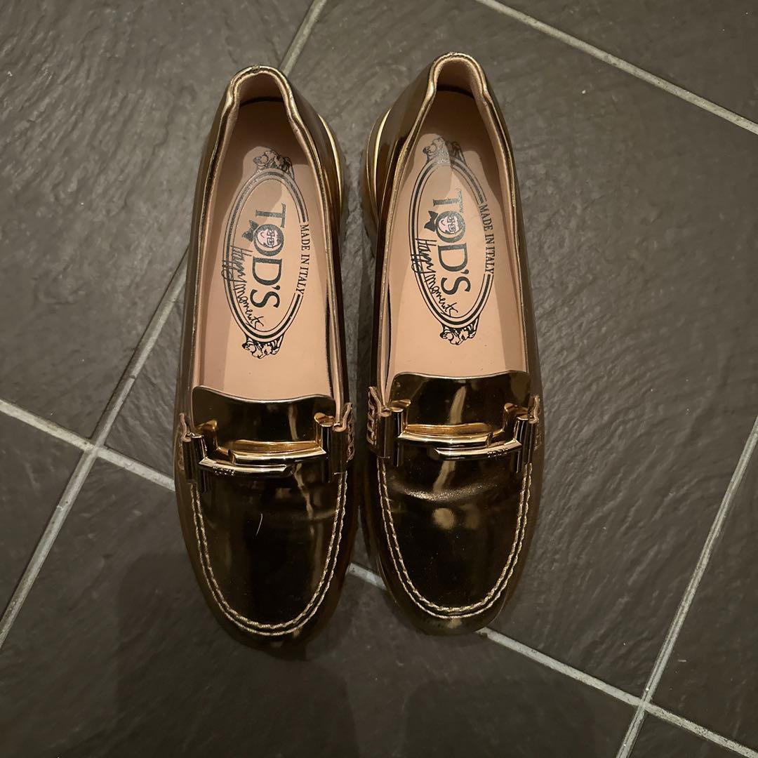お値下げ！トッズ ゴールドローファー 試着のみ 351/2 23センチ - メルカリ