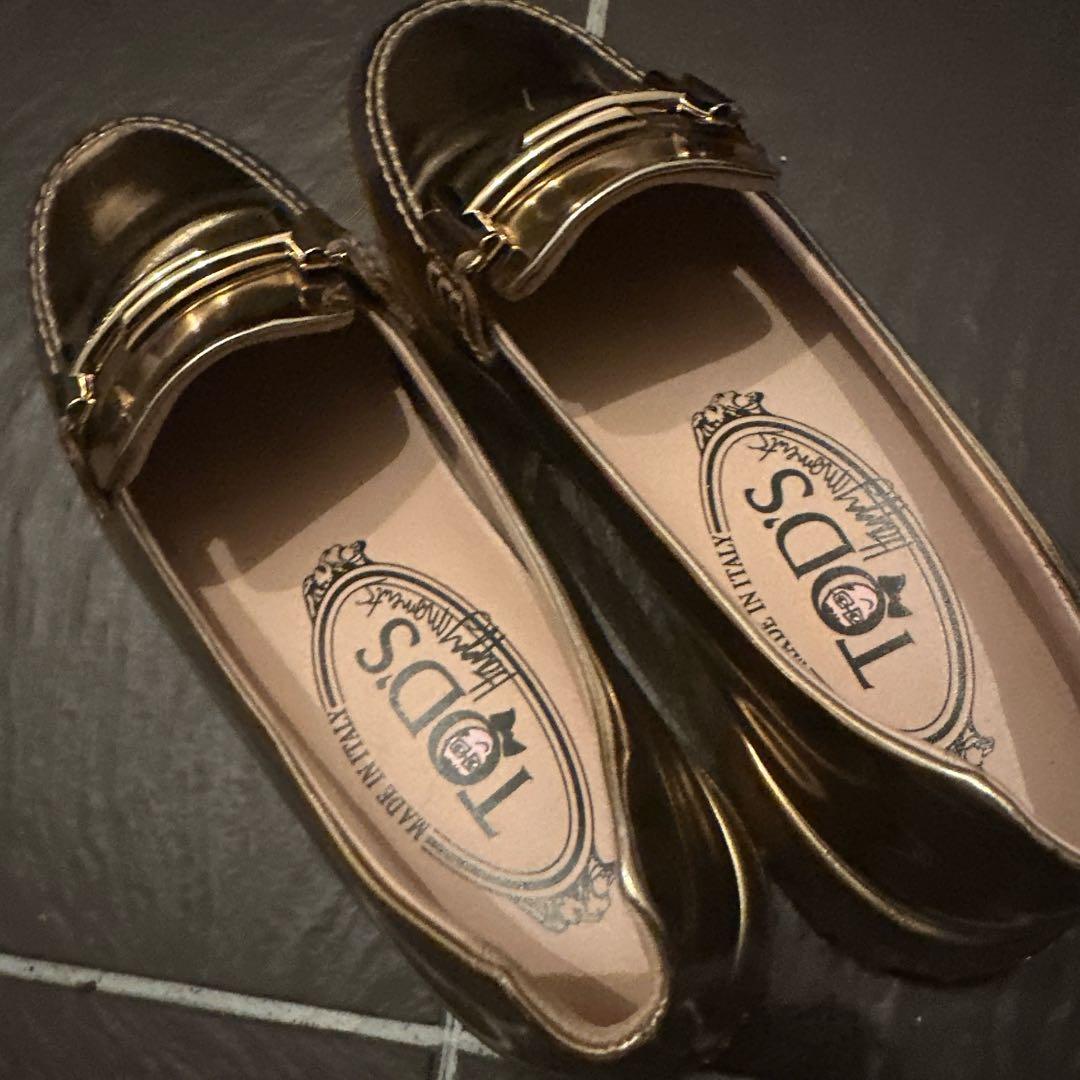 お値下げ！トッズ ゴールドローファー 試着のみ 351/2 23センチ - メルカリ