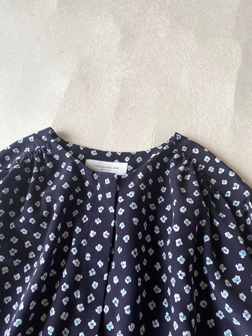 トゥモローランド TOMORROWLAND 小花柄とろみノーカラーブラウス