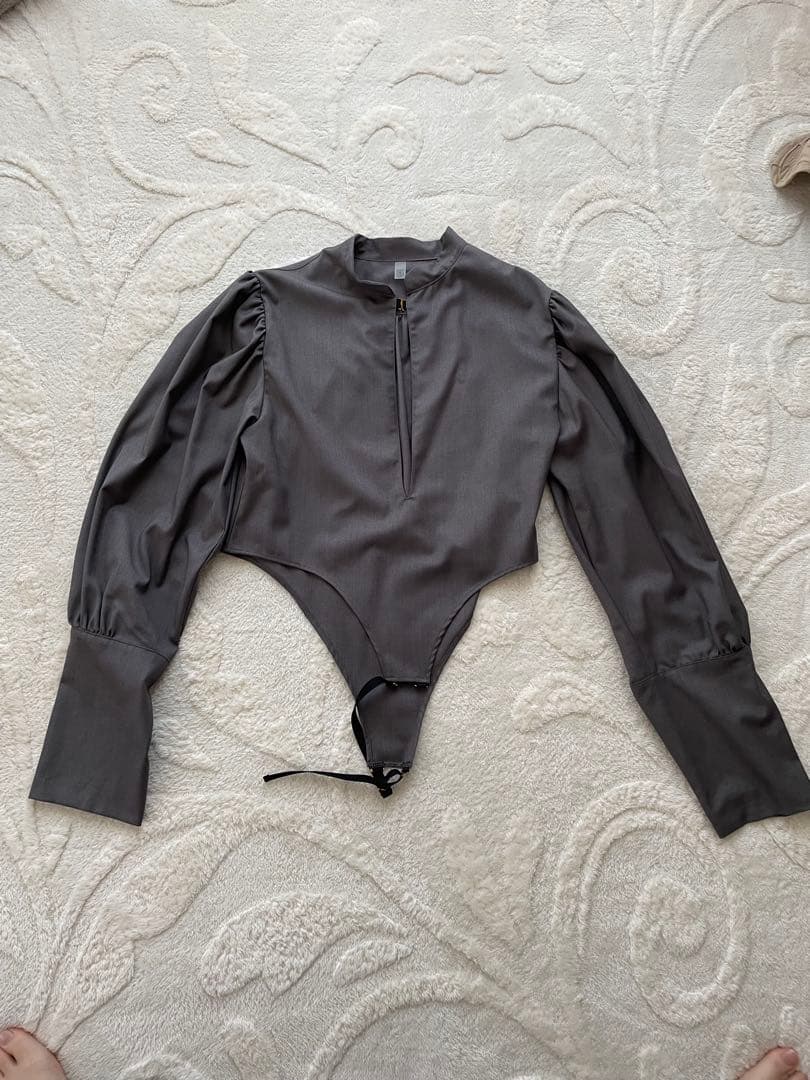 ilfelino グレー ハイネック 長袖ボディスーツ