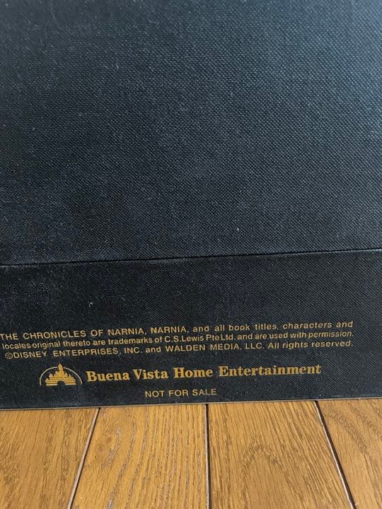 ナルニア国物語 世界に100個 シリアルナンバー付き衣装ダンス - メルカリ