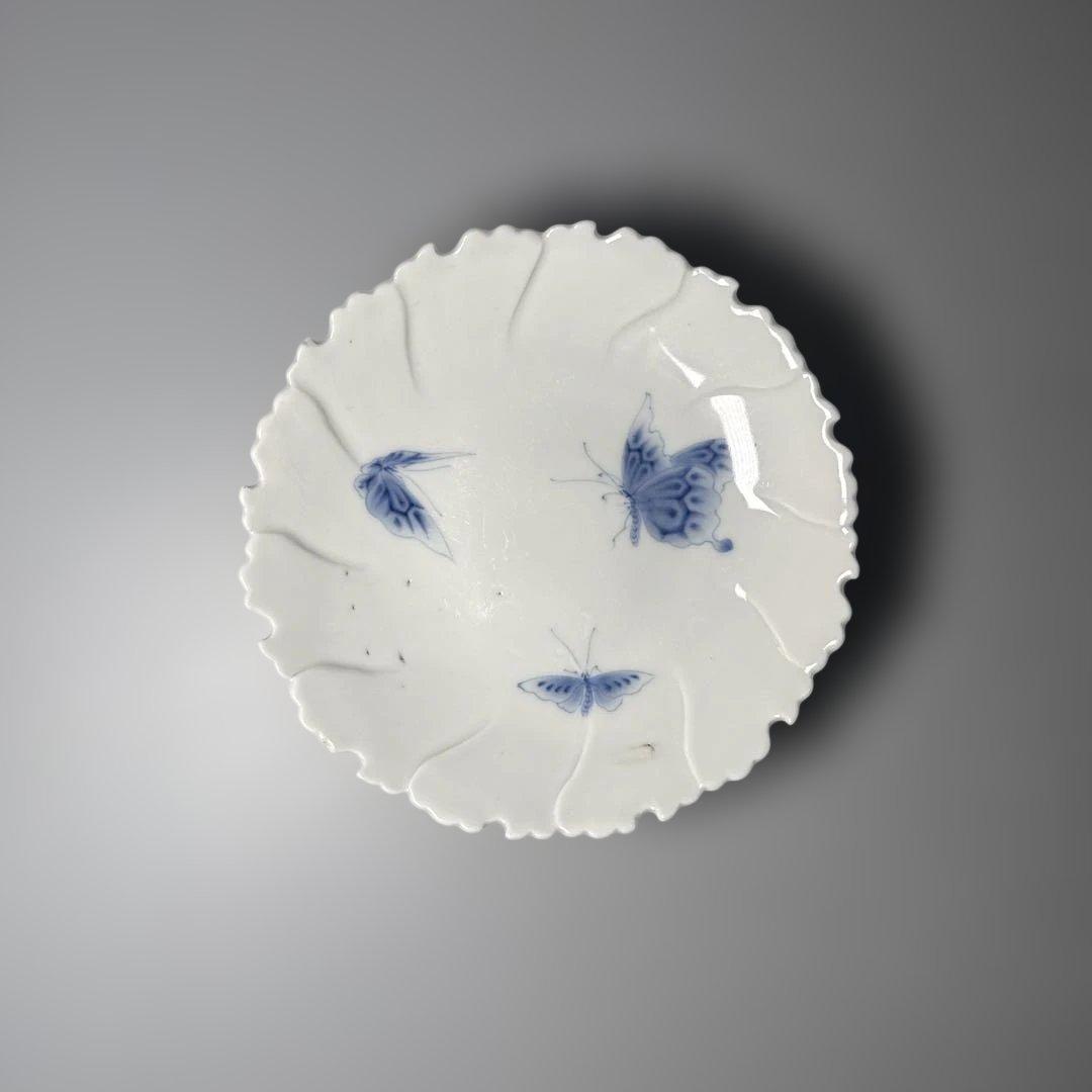 後期鍋島 染付蝶文牡丹形皿 1830-1870 「将軍家への献上鍋島」