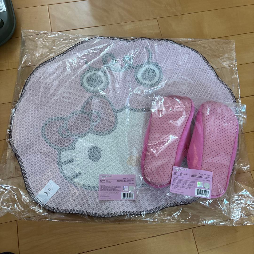 SHINee KEY × HELLO KITTY ラグ＆スリッパ 新品未開封 - メルカリ