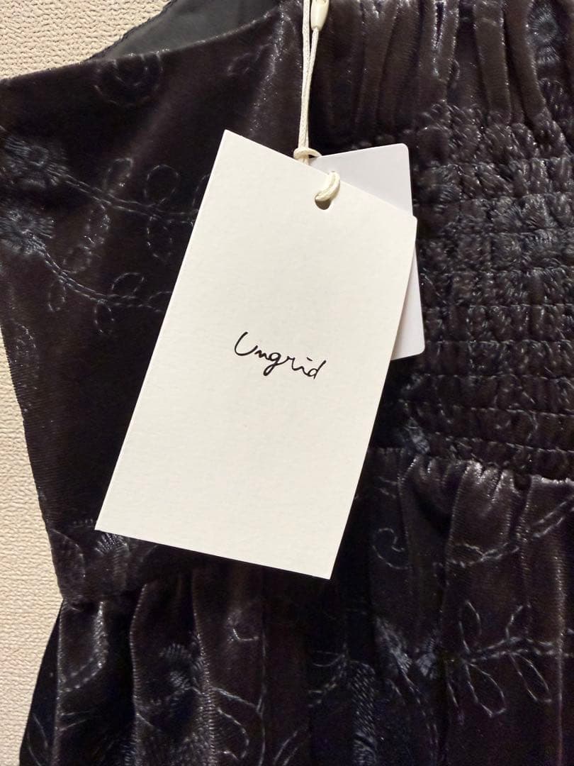 新品タグ付】Ungridベロア刺繍デザインキャミ チャコールグレー - メルカリ