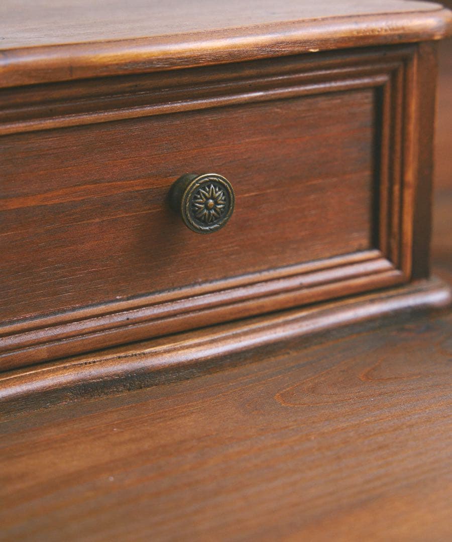 サリュ Baroque -makeup room-アンティークデスク