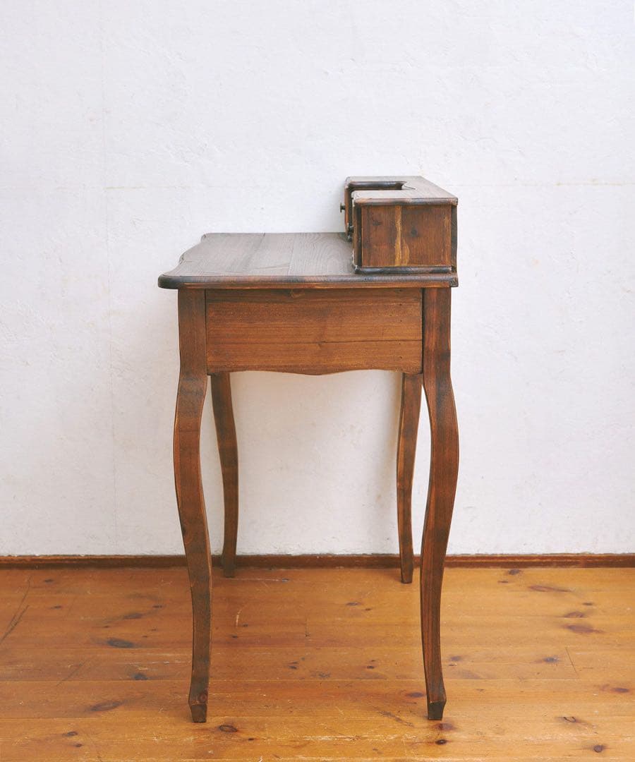 サリュ Baroque -makeup room-アンティークデスク