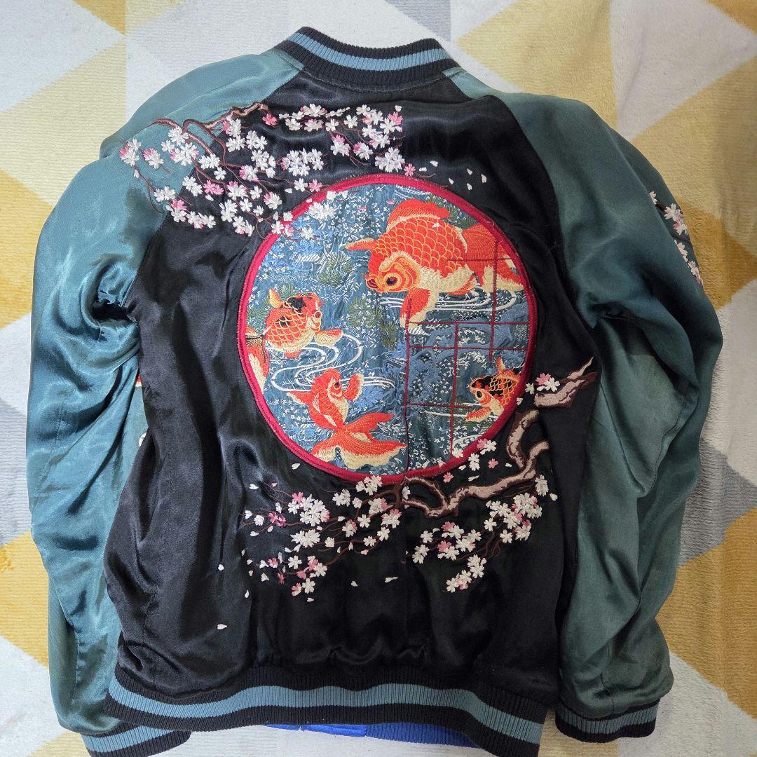 花旅楽団　SCRIPT　スカジャン　金魚　グリーン　リバーシブル 花旅楽団[ﾊﾅﾀﾋﾞｶﾞｸﾀﾞﾝ] 桜金魚 刺繍 リバーシブル 和柄 スカジャン