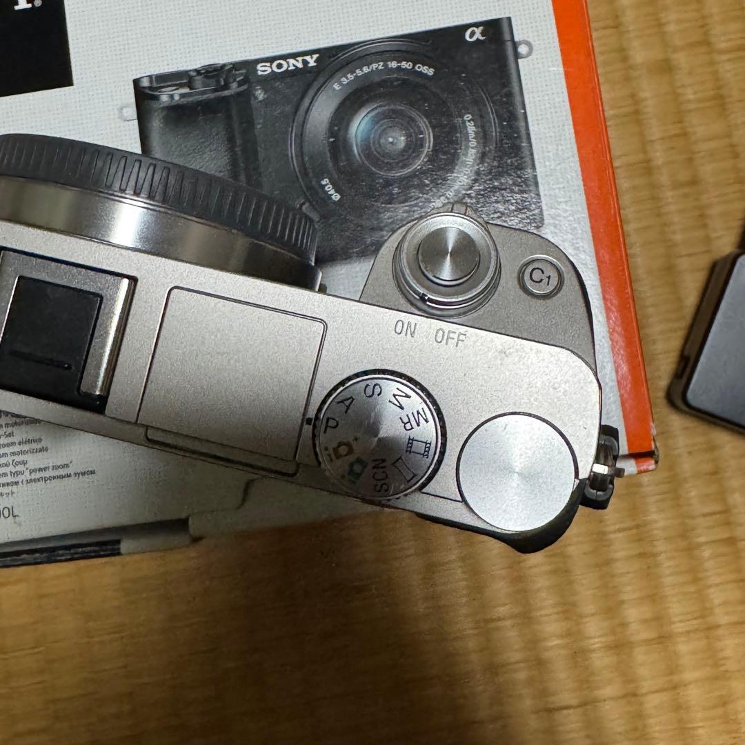 SONY α6000 シルバー Eマウントレンズ付き - メルカリ