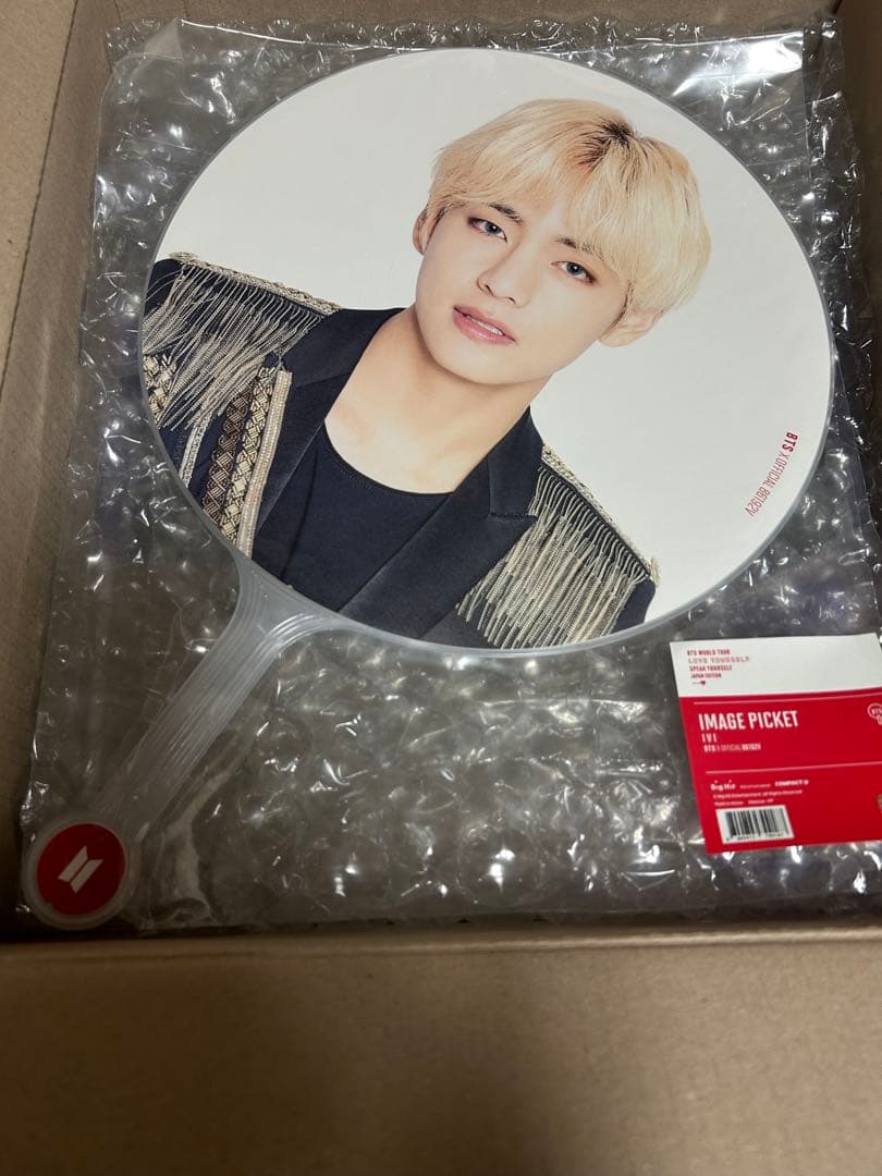 新品未開封 BTS テヒョン テテ V うちわ＆フラッグ 公式7点 - メルカリ