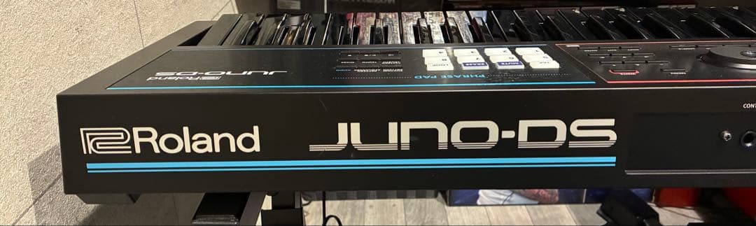 希少限定カラー ローランド JUNO-DS61B 61鍵盤 シンセサイザー - メルカリ