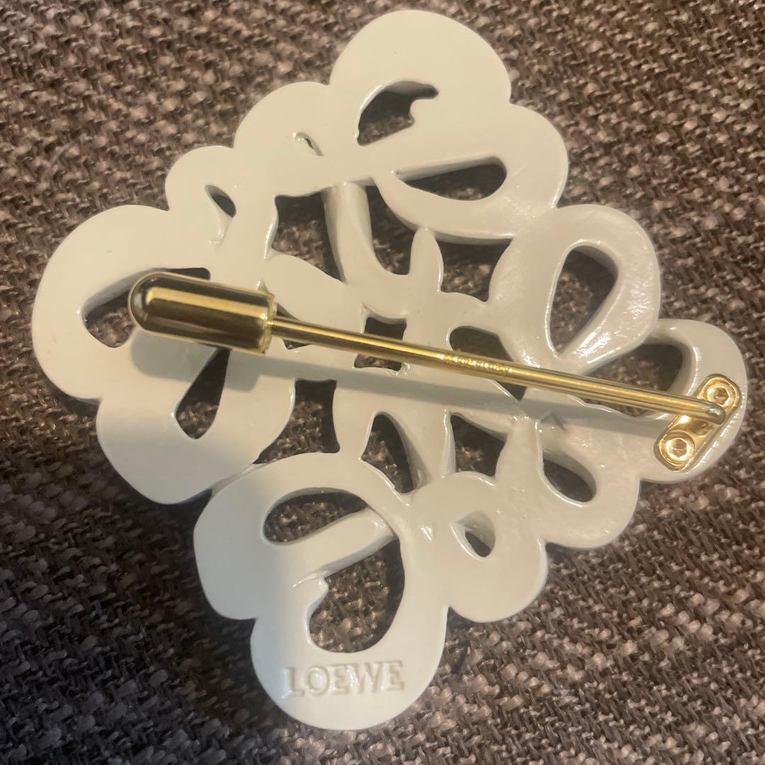 超レア！LOEWE マフラーブローチ 美品 ホワイト 白 - メルカリ