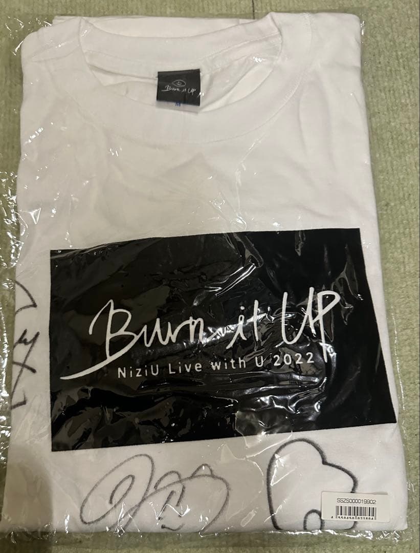 NiziU オンラインくじ 全員直筆サイン - メルカリ