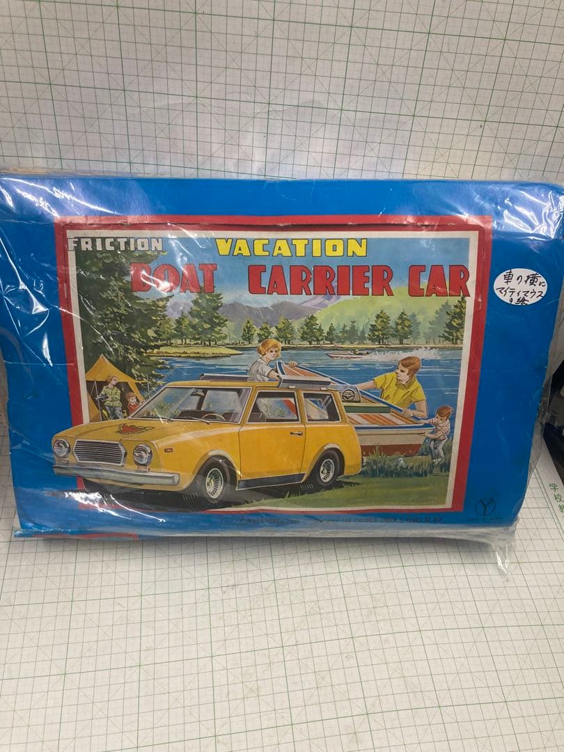 1970〜71年にミニクーパーのマイティマウスプリントのバケーション