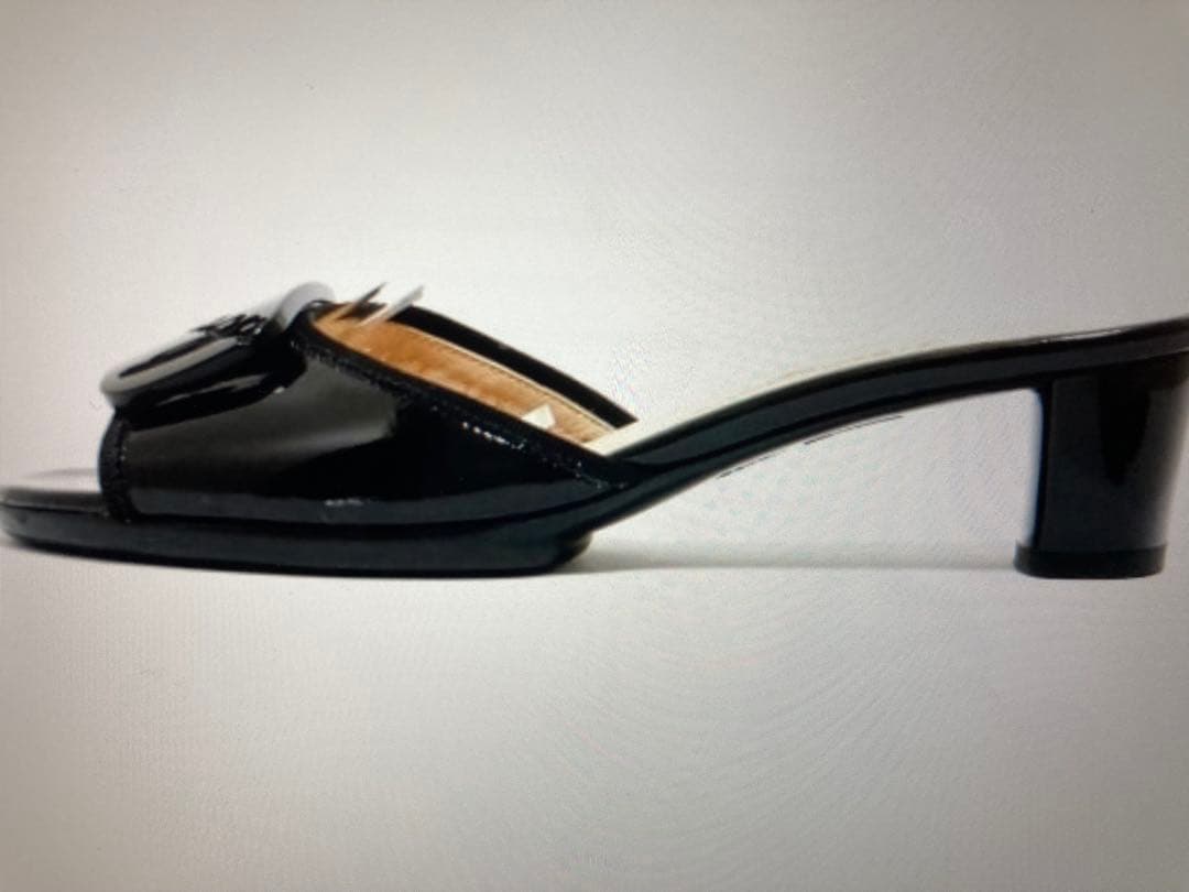 未使用　フェラガモ　ブラックエナメルミュール 中ヒール　7 中古・古着通販】Salvatore Ferragamo (サルヴァトーレ フェラガモ