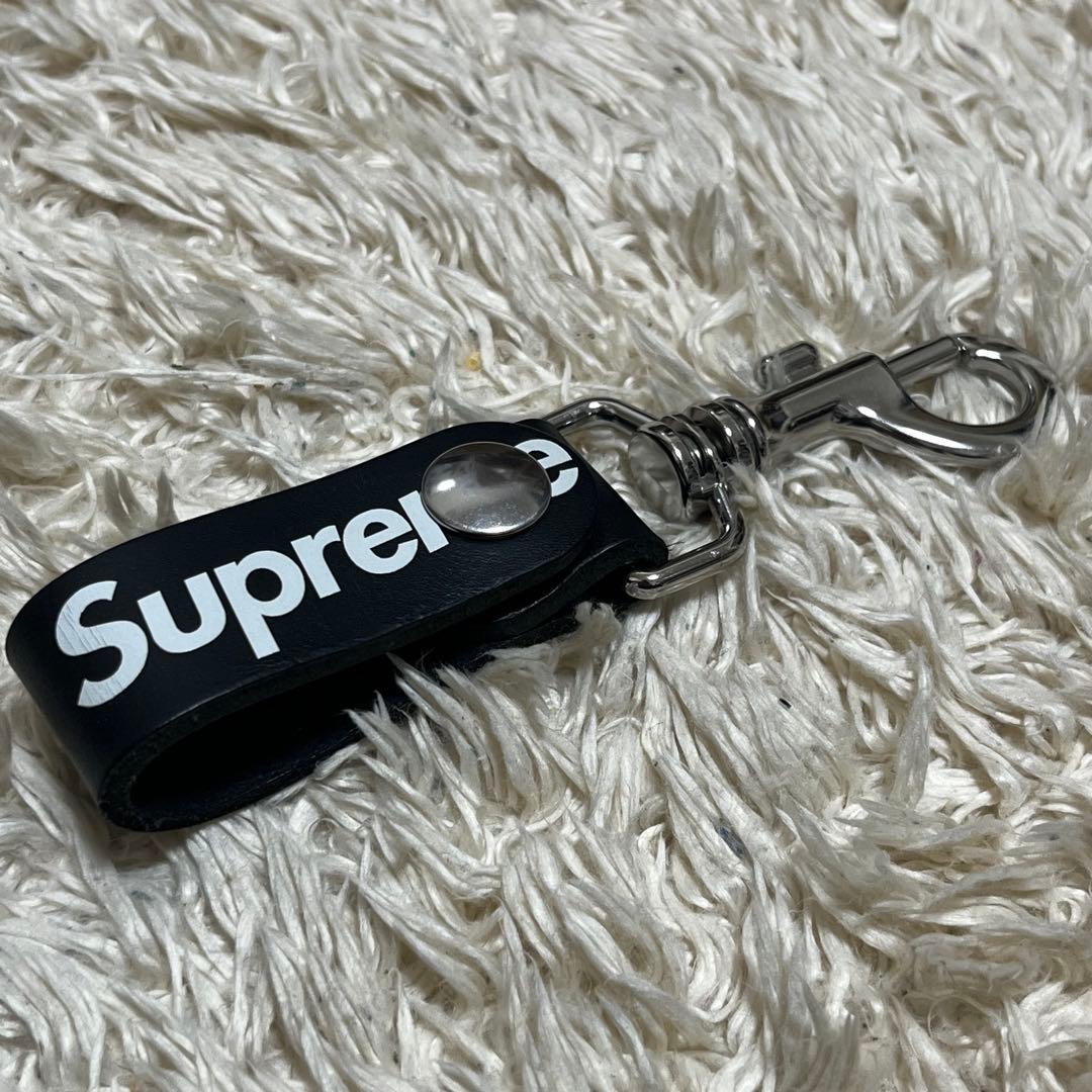 Supreme 黒 レザー キーホルダー 美品の通販はau PAY マーケット
