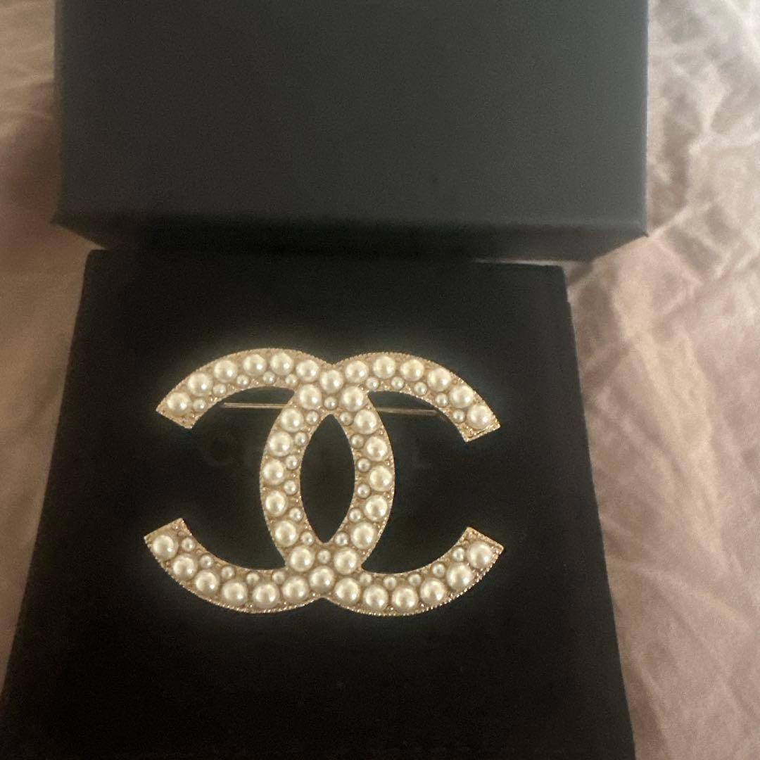 CHANEL パール付きロゴブローチ CHANEL（シャネル） （新品・未使用品）シャネル ロゴ パール ブローチ