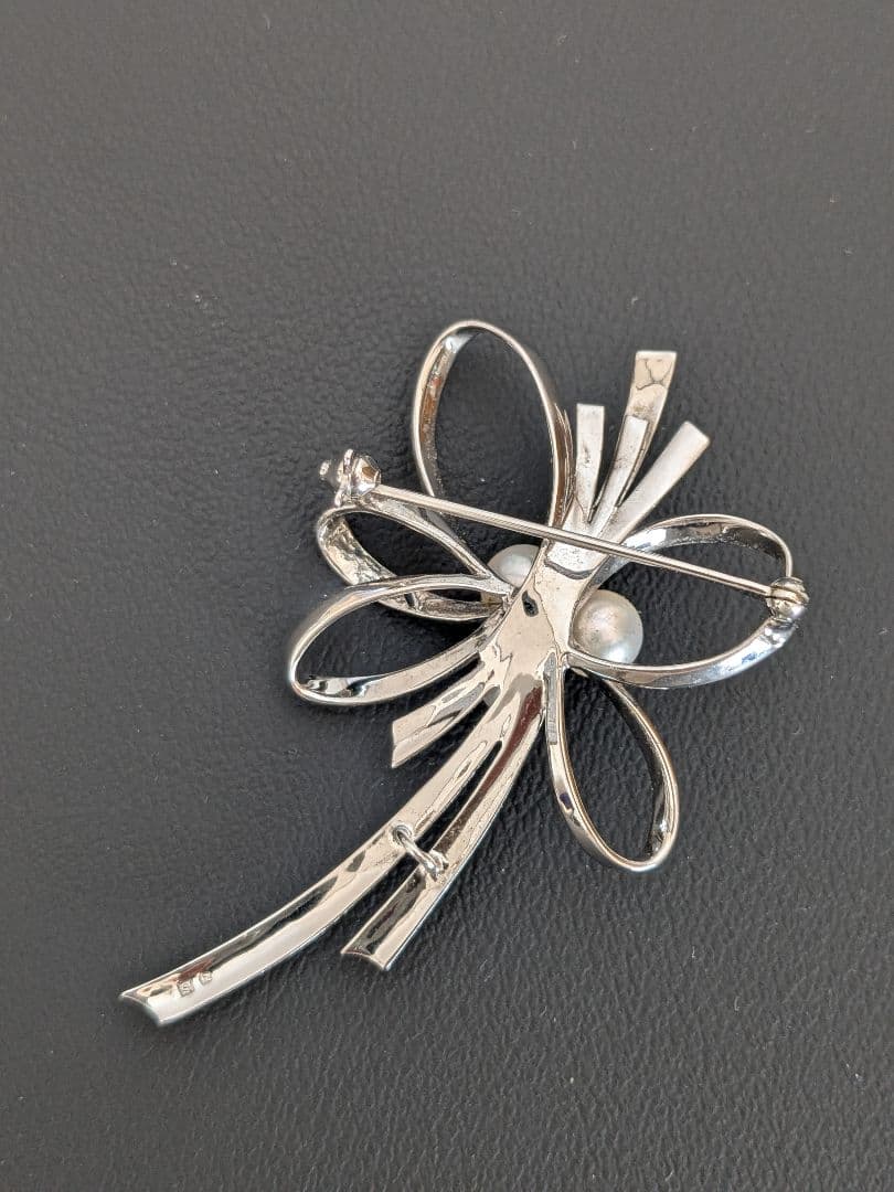 ゆ*い様 MIKIMOTO リボンデザイン シルバーブローチ パール付き