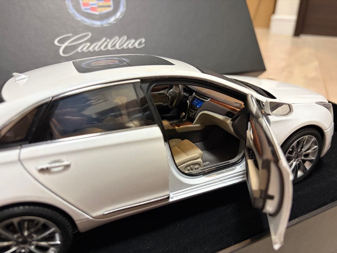 希少】キャデラックXTSホワイト 1/18 モデル - メルカリ