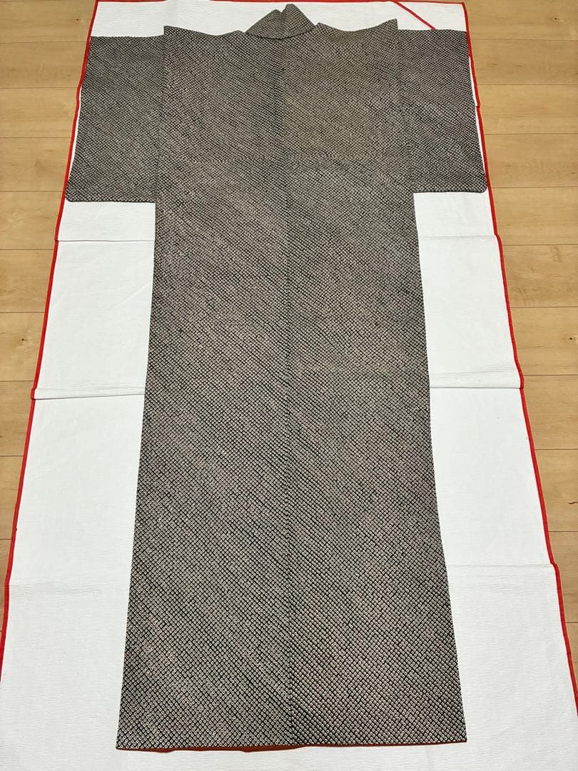 袷 小紋 鹿の子絞り 黒×赤 裄65cm 正絹 おまけ付き - メルカリ