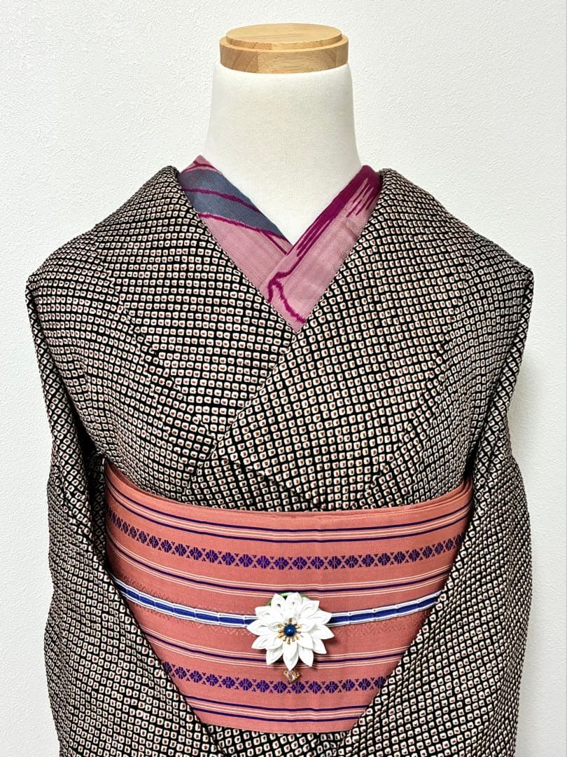 袷 小紋 鹿の子絞り 黒×赤 裄65cm 正絹 おまけ付き - メルカリ