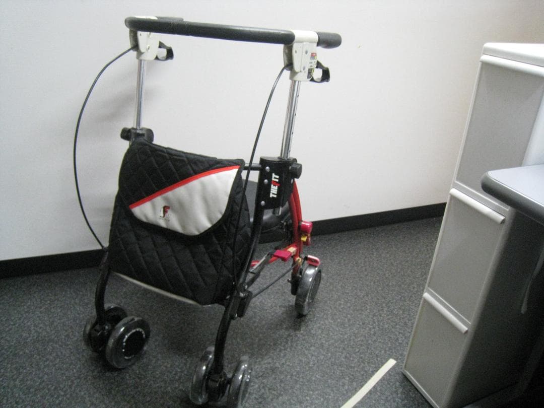 ザフィット TF-0438 レッドR-1 ユーバ産業 抑速機能付き 歩行車 Amazon | ザフィット TF-0438 レッドR-1 | ユーバ産業(UBER) | 歩行器