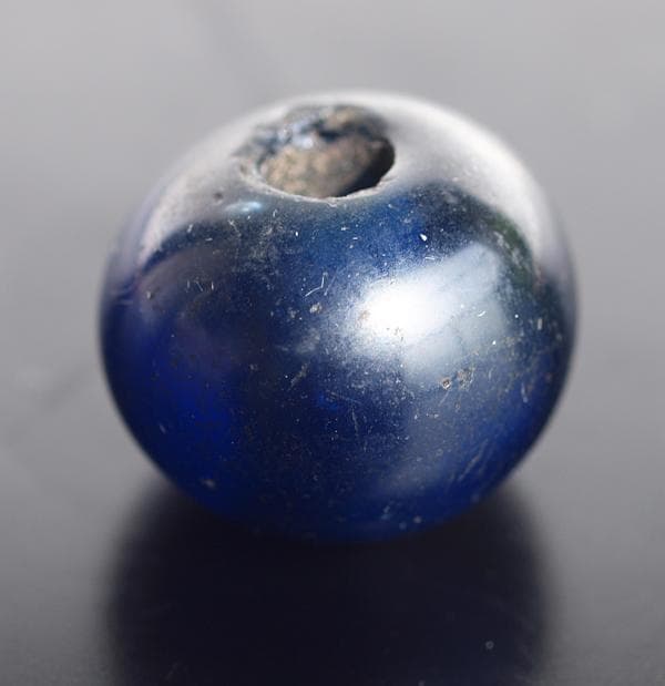 江戸期に制作され、「古い方」に属するトンボ玉で、深い濃紺が美しい