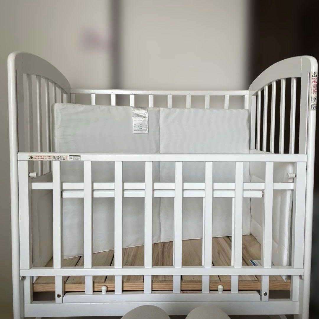 n*済様 KATOJIハイポジションミニベッドアーチ　ホワイト ハイタイプベビーベッド（プチホワイト）」について｜カトージの商品