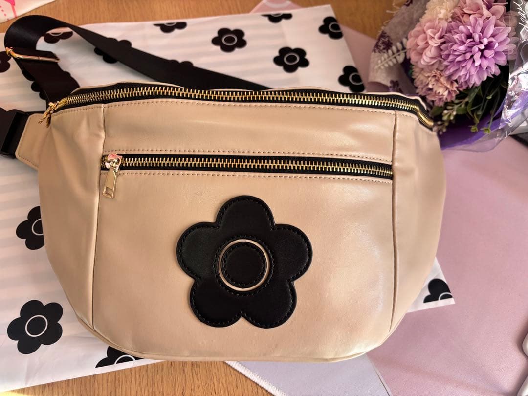 マリークワントフロントポケットデイジーパッチ ボディバッグ Amazon | [マリークヮント] フロントポケットデイジーパッチ ボディ