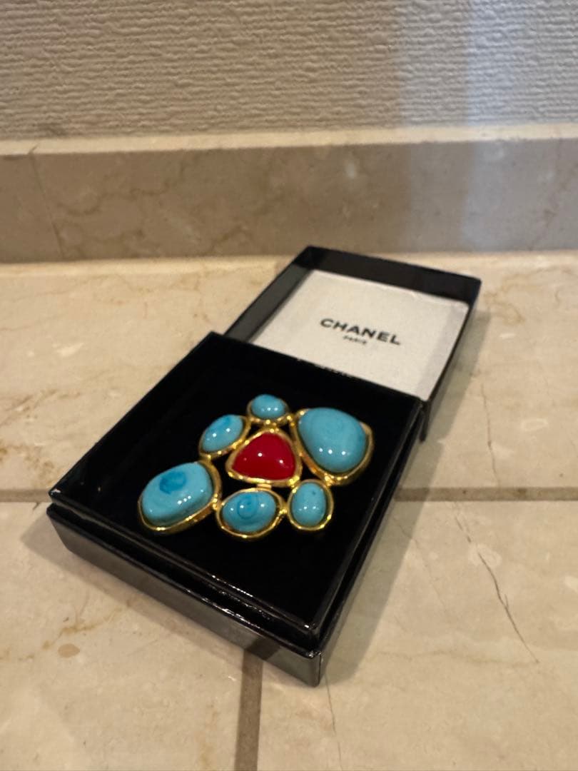 美品】CHANEL ターコイズとコーラルのブローチ