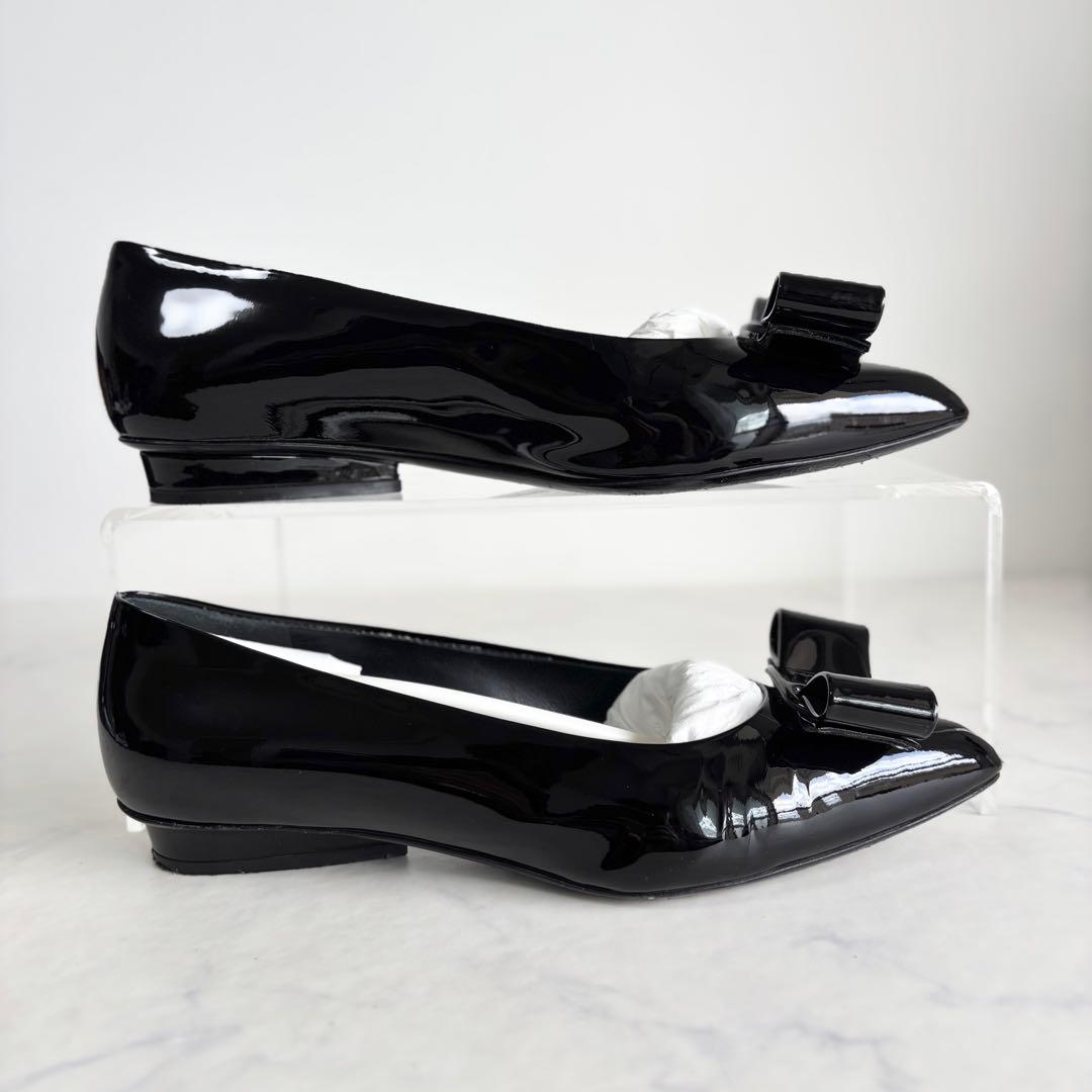 美品 フェラガモ 5.5D VIVA フラットパンプス ヴァラ エナメル 黒