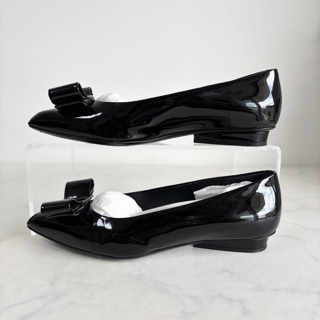美品 フェラガモ 5.5D VIVA フラットパンプス ヴァラ エナメル 黒
