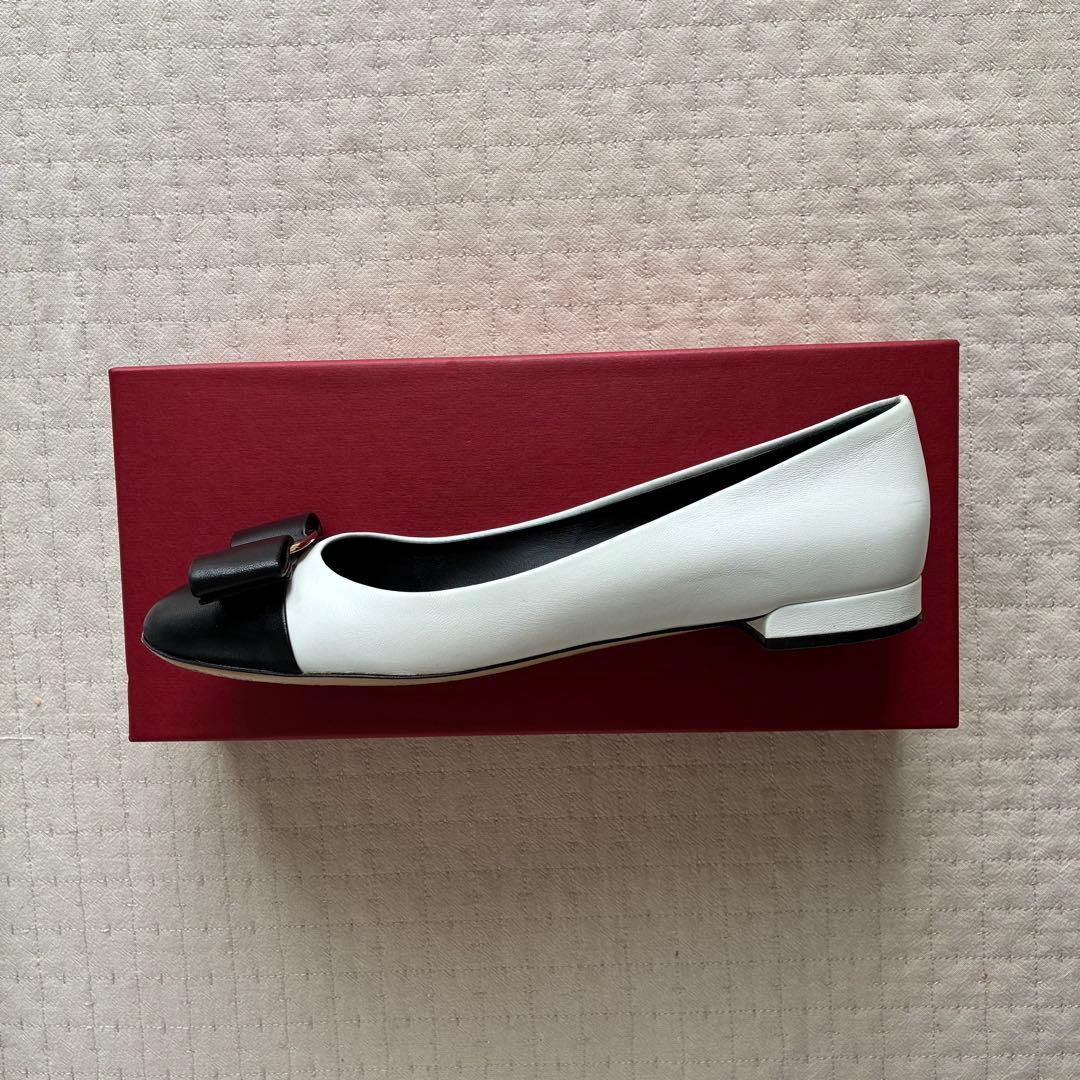 FERRAGAMO フェラガモ ヴァラリボン バイカラー フラット パンプス